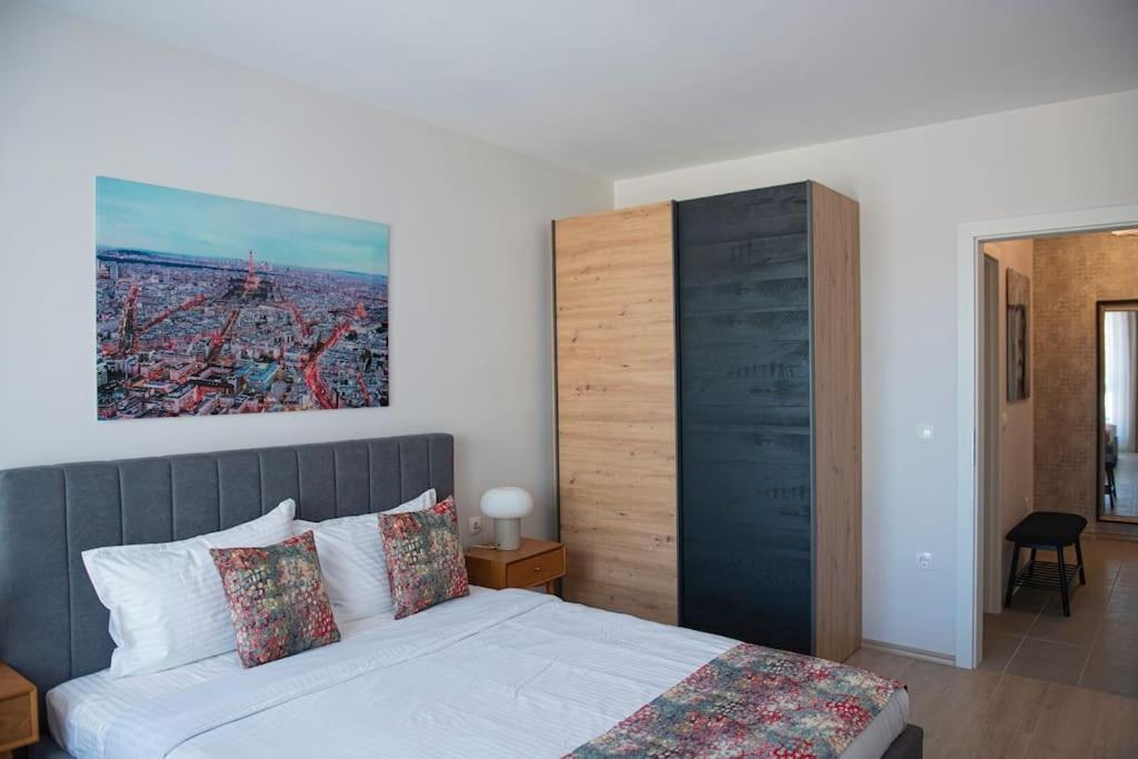 New York: A Spacious Modern Apartment With Parking โซเฟีย ภายนอก รูปภาพ